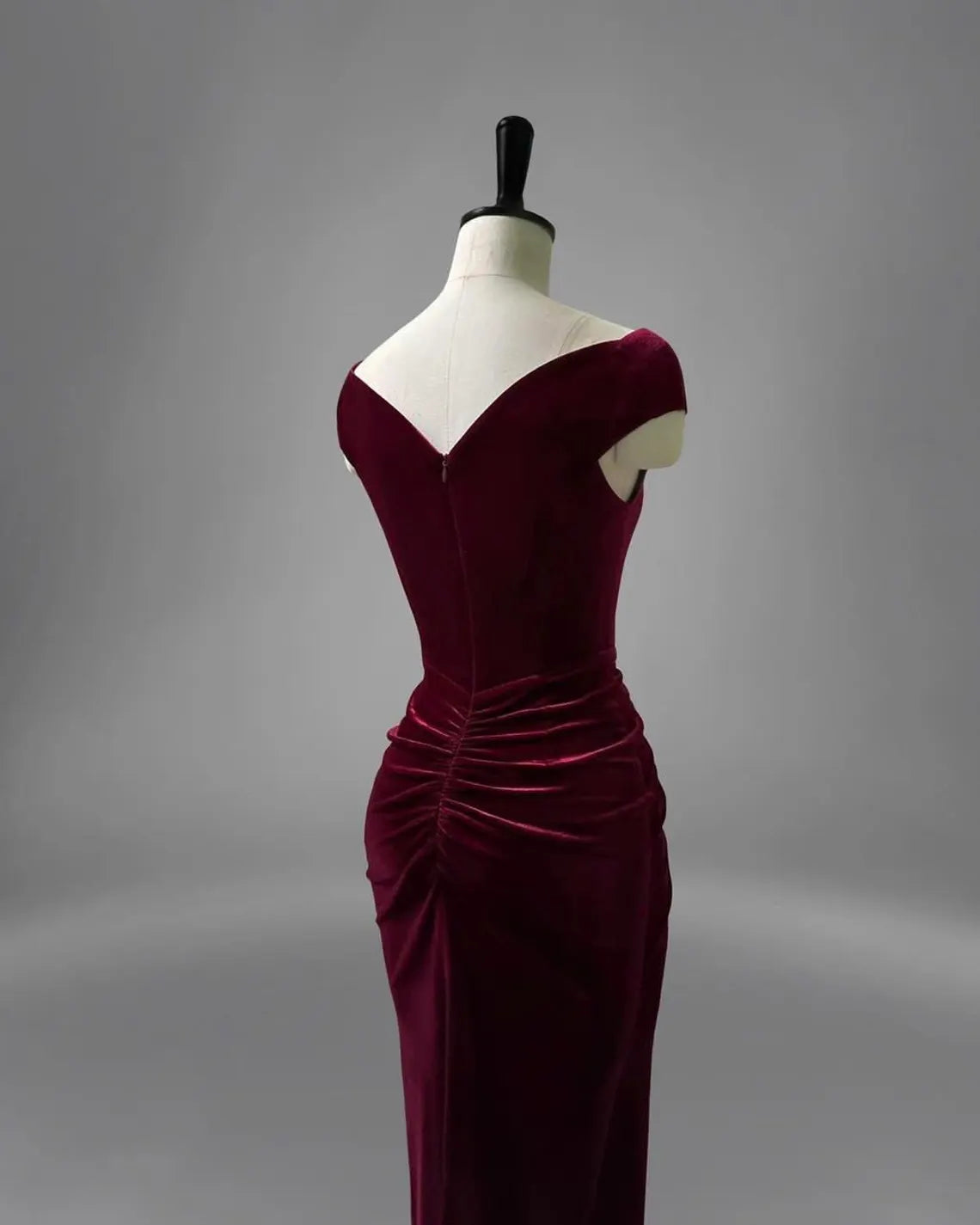 Vestido de fiesta de graduación de terciopelo elegante sin mangas con escote en V y corte sirena para dama de honor